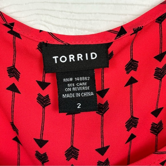 Torrid Arrow Print Sleeveless Blouse Size 2X Red - Picture 6 of 9